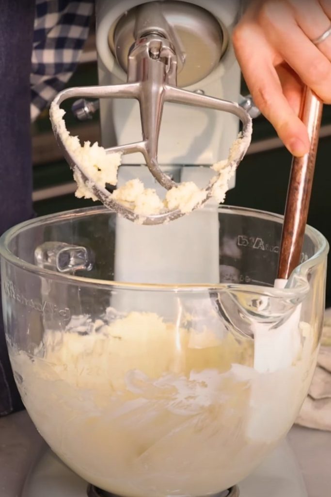 In a medium bowl, blend together the flour, brown sugar, cinnamon, and salt.